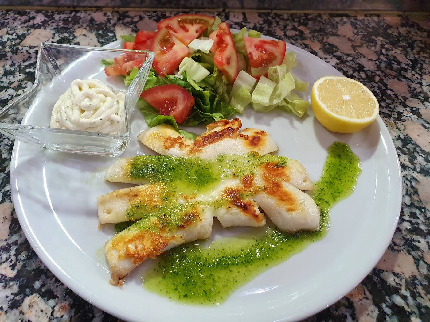 Sepia a la plancha con salsa verde y guarnición de ensalada